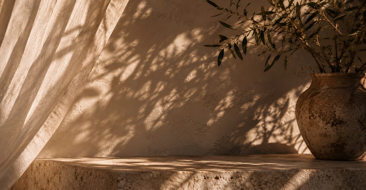 Warmes Licht und natürliche Schatten in einer mediterranen, ruhigen Atmosphäre.